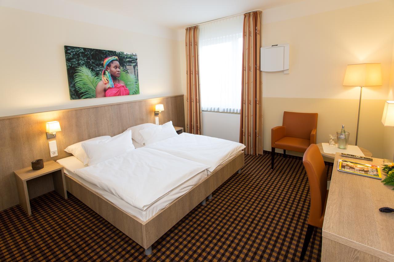 Hotel Saterlaender Hof Bei Nico Ramsloh Exterior foto